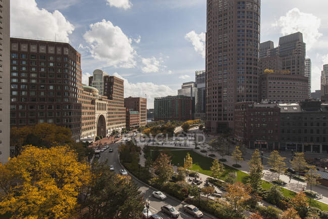 Wolkenkratzer in einer Stadt, rose kennedy greenway, boston harbour hotel, boston, massachusetts, usa — Stockfoto