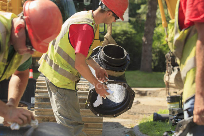 Bauarbeiter leiten Wasserleitung ein — Stockfoto