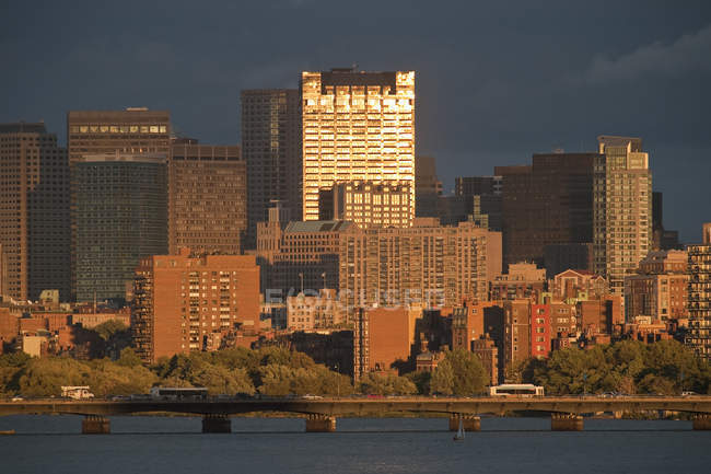 Edifícios à beira-mar, Charles River, Harvard Bridge, Boston, Massachusetts, EUA — Fotografia de Stock