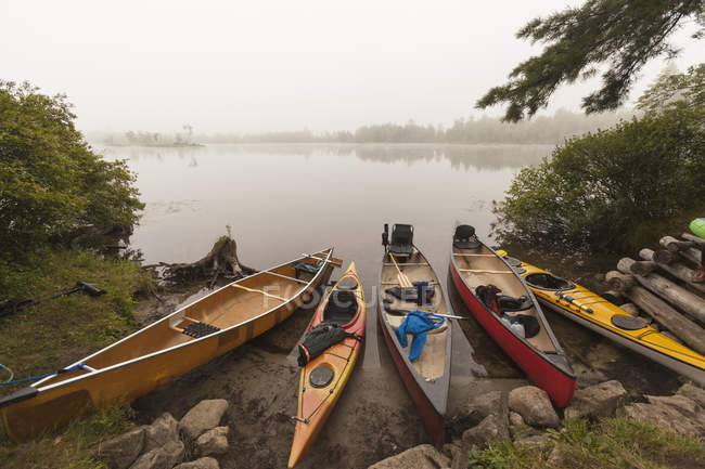 Canoes and kayaks at the lakeside, Lake Umbagog, New Hampshire, USA — Stock Photo