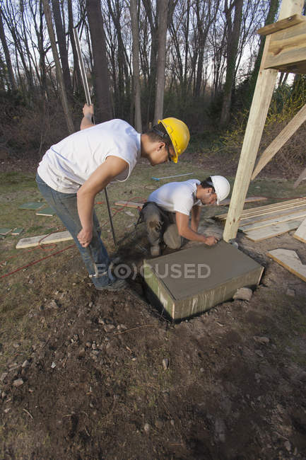 Латиноамериканец кладет гладкую кромку на лестничную клетку бетона — стоковое фото