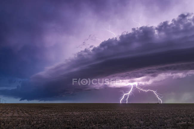 Nubi temporalesche drammatiche con fulmini biforcuti su terreni agricoli; Guymon, Oklahoma, Stati Uniti d'America — Foto stock