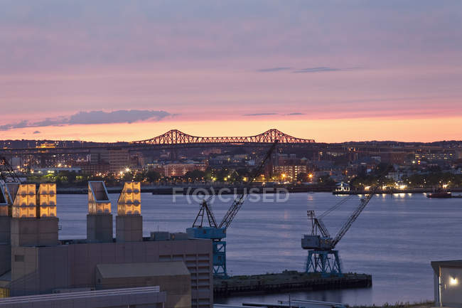 Kräne in einem Hafen mit einer Brücke im Hintergrund, Tobin Bridge, Boston Harbor, Boston, massachusetts, usa — Stockfoto