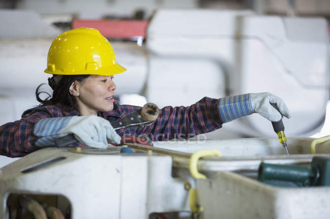 Женщина-энергетик кладет инструменты в тележку — стоковое фото