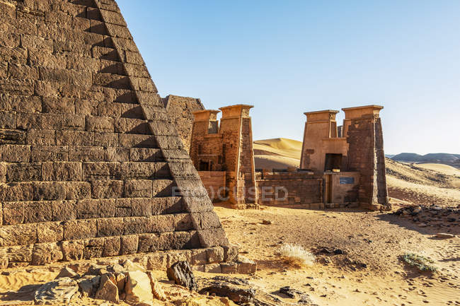 Piramidi nel cimitero settentrionale di Begarawiyah, contenenti 41 piramidi reali dei monarchi che governarono il Regno di Kush tra il 250 a.C. e il 320 d.C.; Meroe, Stato del Nord, Sudan — Foto stock