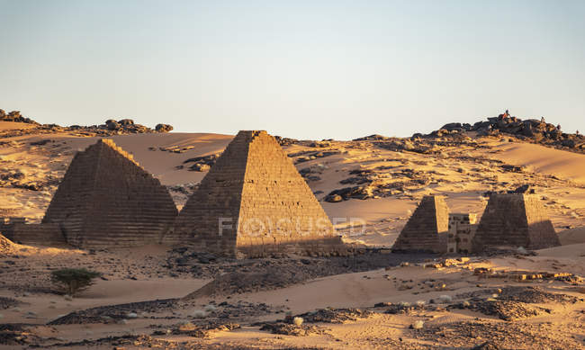 Pyramides dans le cimetière du Nord à Begarawiyah, contenant 41 pyramides royales des monarques, Méroé, État du Nord, Soudan — Photo de stock