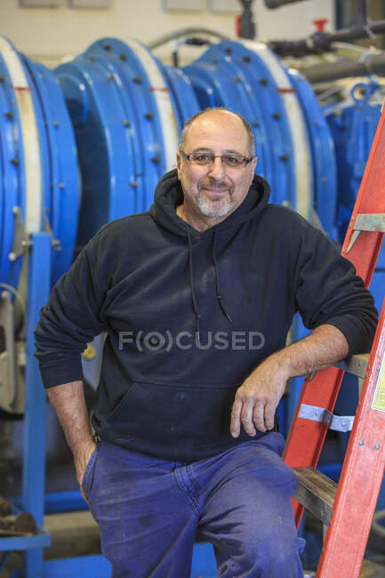 Engenheiro adulto masculino em planta de tratamento de água — Fotografia de Stock
