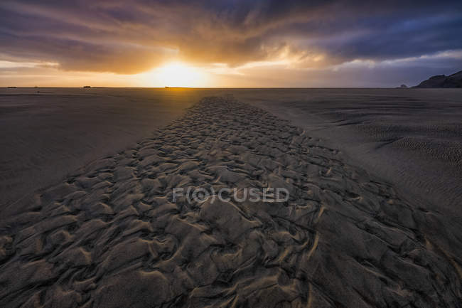 Pôr do sol sobre a praia ao longo da costa de Oregon; Oregon, Estados Unidos da América — Fotografia de Stock