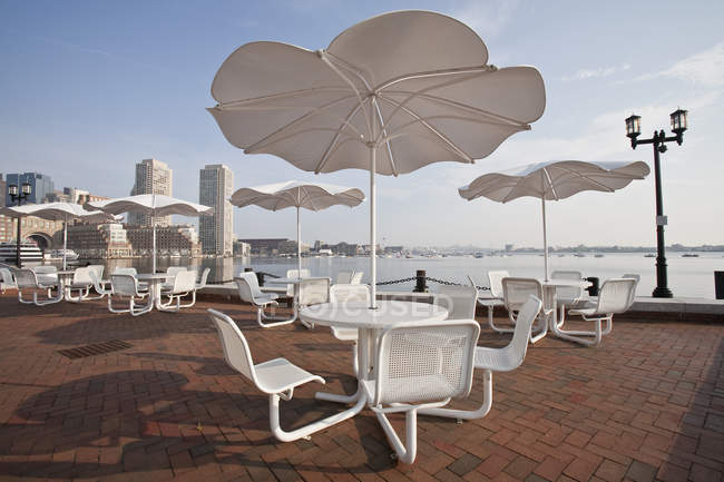 Café trottoir avec Boston Harbor en arrière-plan, Boston, Massachusetts, États-Unis — Photo de stock