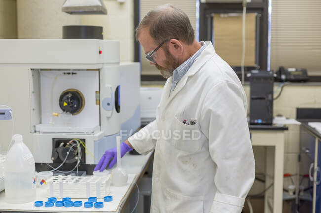 Лабораторний хімік готує автоматичний тест на воду — стокове фото