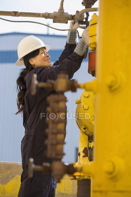 Engenheira de energia feminina verificando sensores de linha de combustível na usina — Fotografia de Stock