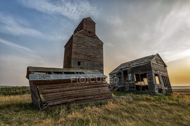 Elevador de grano erosionado en las praderas; Saskatchewan, Canadá - foto de stock