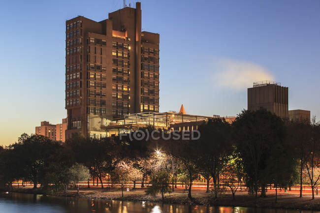 Storrow Drive al amanecer con la Universidad de Boston en segundo plano, Charles River, Boston, Massachusetts, EE.UU. - foto de stock