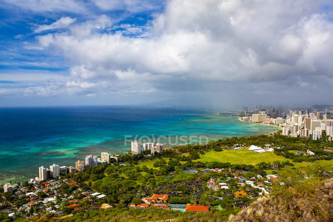 Honolulu et Waikiki Beach ; Honolulu, Oahu, Hawaï, États-Unis d'Amérique — Photo de stock