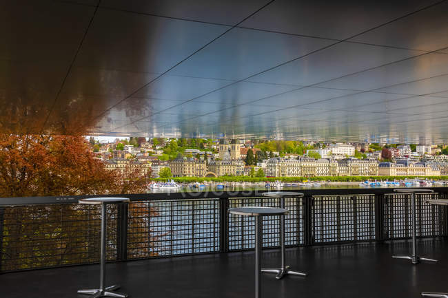 Зона обзора с высокими столами с видом на городской пейзаж и реку Ройс; Люцерн, Люцерн, Швейцария — стоковое фото