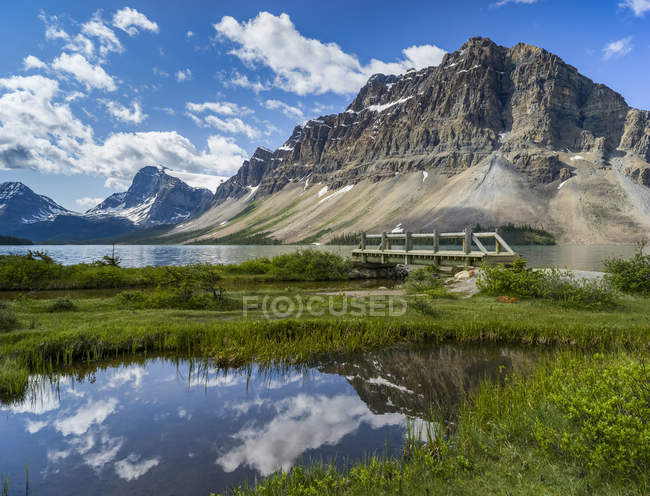 Vue panoramique sur les montagnes rocheuses accidentées ; District d'Amélioration No. 9, Alberta, Canada — Photo de stock