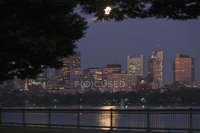 Edificios en el paseo marítimo, Charles River, Back Bay, Boston, Massachusetts, EE.UU. - foto de stock