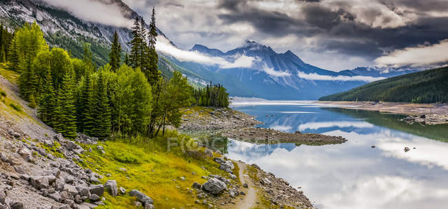 Vue panoramique du lac Medicine, parc national Jasper ; Alberta, Canada — Photo de stock