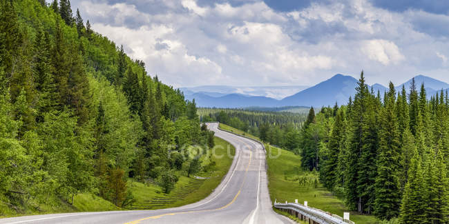 Carretera a través del país Kananaskis; Distrito de Mejora Kananaskis, Alberta, Canadá - foto de stock