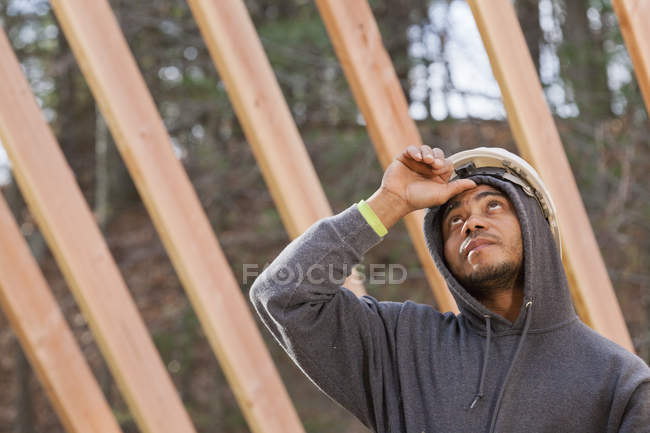 Carpentiere rivedere i lavori sulla costruzione di case — Foto stock
