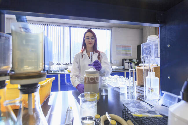Laborchemiker bereitet Graduiertenzylinder für Standardlösung vor — Stockfoto