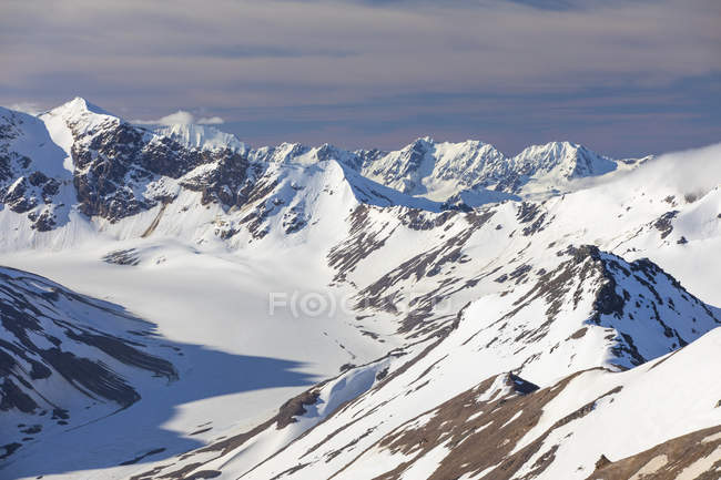 Сценічний вид на снігові гори на Аляскинському хребті; Аляска, Сполучені Штати Америки. — стокове фото