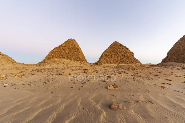 Campo piramidale di Nuri al crepuscolo; Stato del Nord, Sudan — Foto stock
