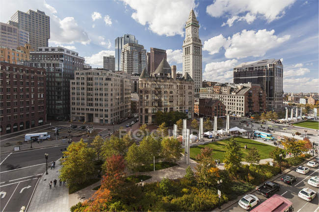 Wolkenkratzer in einer Stadt, Rose Kennedy Greenway, Zollhaus, Getreideaustauschgebäude, Boston, massachusetts, USA — Stockfoto