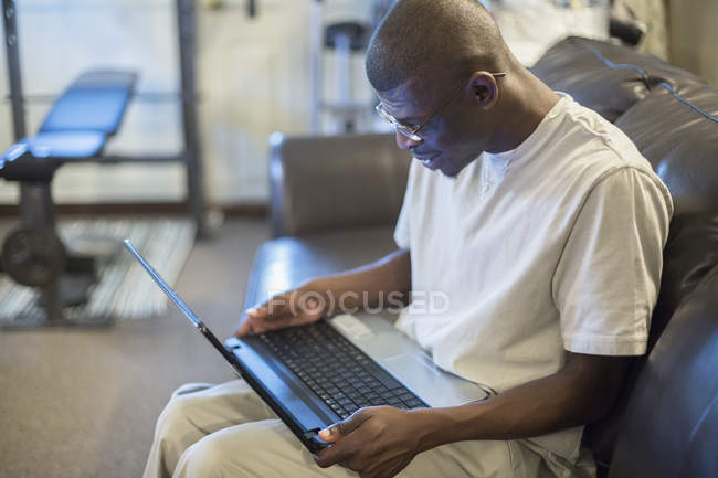 Homem com Síndrome de Williams a trabalhar num computador — Fotografia de Stock