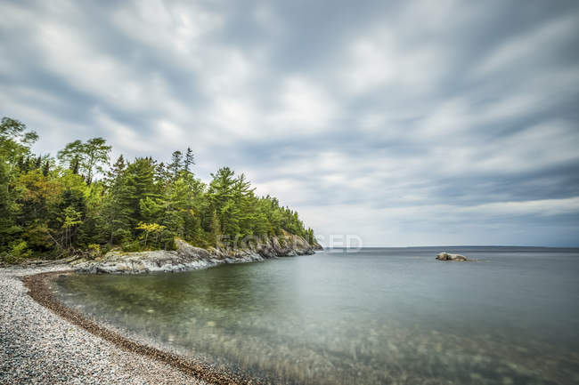 Транкил-Лейк-Сьюэлз и скальный пляж; Онтарио, Канада — стоковое фото