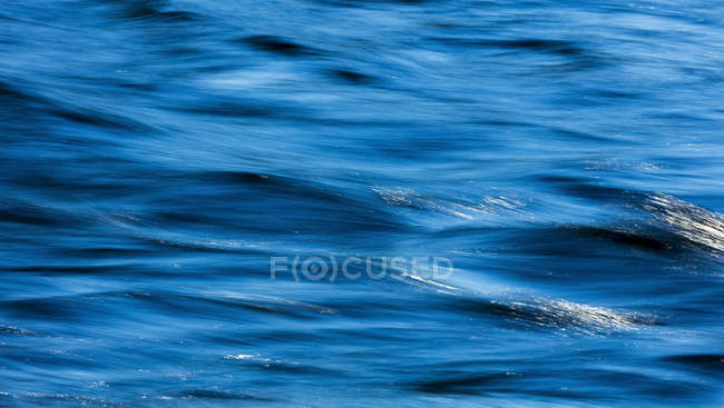 Fluindo água azul; Colúmbia Britânica, Canadá — Fotografia de Stock