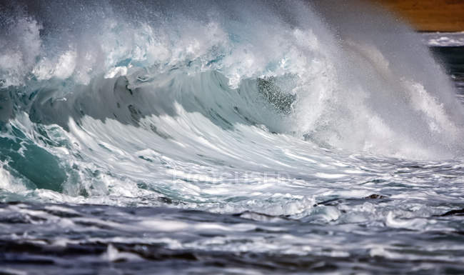 Scenic view of huge foamy wave in ocean — Stock Photo