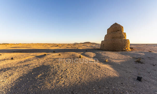 Cimetière musulman près des ruines d'un fort ottoman ; île de Sai, Nubie, État du Nord, Soudan — Photo de stock