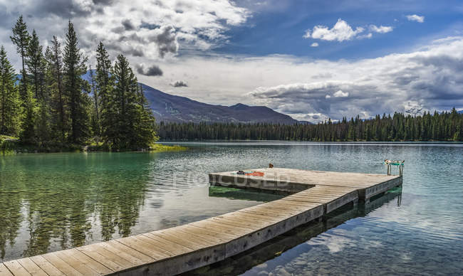 Vista panoramica sul lago Annette, Jasper National Park; Alberta, Canada — Foto stock