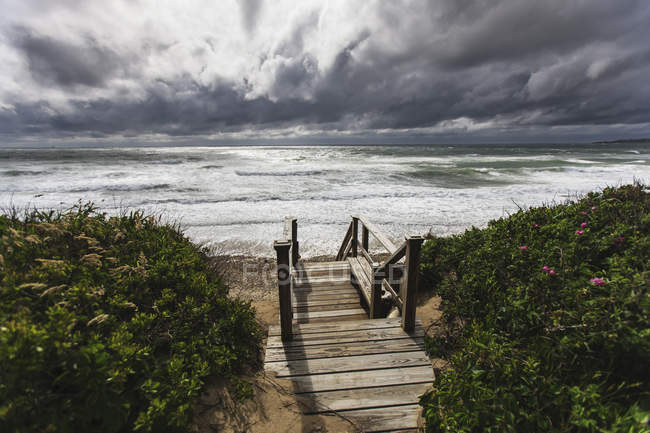 Escadas de madeira que levam a Crescent Beach, Block Island, Rhode Island, EUA — Fotografia de Stock