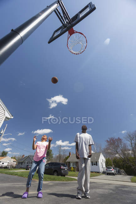 Hombre con síndrome de Williams jugando baloncesto con su hermana - foto de stock