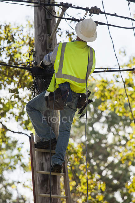 Lineman getting ready to install cable connection to a home — Stock Photo