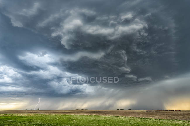 Dramatic storm clouds during a thunderstorm on the prairies; Val Marie, Saskatchewan, Canada — Stock Photo