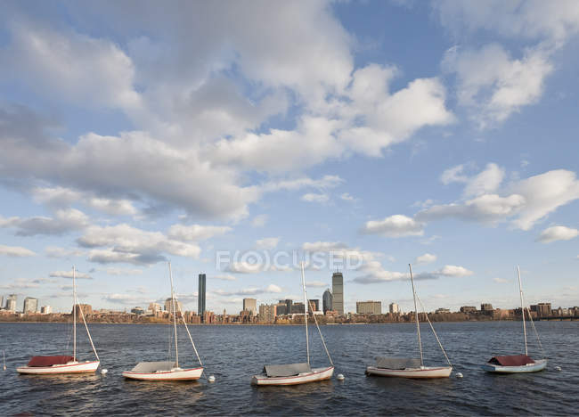 Veleiros com cidade à beira-mar, Charles River, Back Bay, Boston, Massachusetts, EUA — Fotografia de Stock