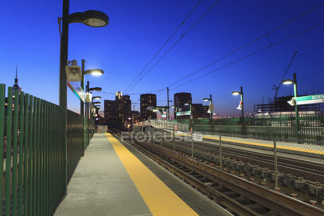 Station de métro avec musée en arrière-plan, Leverett Circle, Museum Of Science, Boston, Massachusetts, USA — Photo de stock