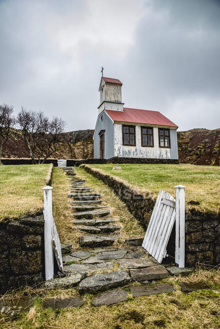 Igreja de Ytri-Raudamelur, perto de colunas de basalto de Gerduberg; Snaefellsnes, Islândia — Fotografia de Stock