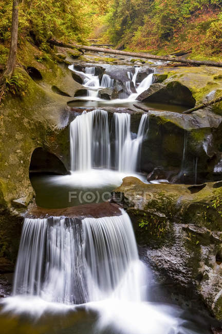 Klippenfälle, zahlreiche Wasserfälle, die über abgestufte Pools und Felsvorsprünge fliessen; Ahorngrat, britische Kolumbia, Kanada — Stockfoto