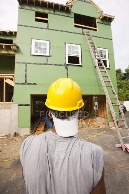 Carpenter observando nova instalação da janela — Fotografia de Stock