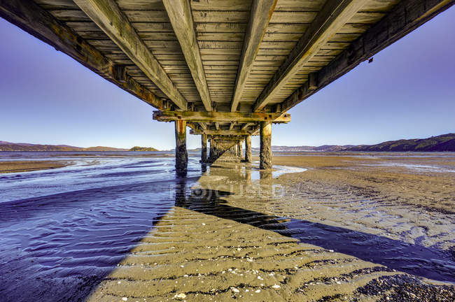 Unterseite des Petone-Kais mit nassem Sand; Petone, Wellington-Region, Neuseeland — Stockfoto