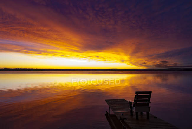 Tramonto sul lago Greig, Meadow Lake Provincial Park, Saskatchewan settentrionale; Saskatchewan, Canada — Foto stock
