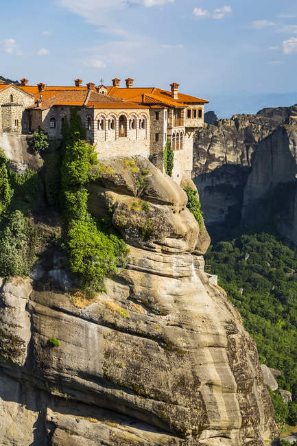 Monastère au sommet d'une formation rocheuse, Meteora ; Thessalie, Grèce — Photo de stock