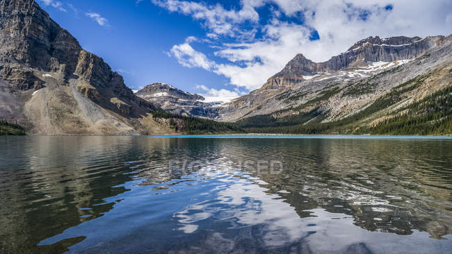 Краєвид на шпилясті скелясті гори; Округ вдосконалення No. 9, Альберта, Канада — стокове фото