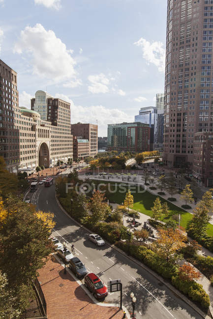 Wolkenkratzer in einer Stadt, rose kennedy greenway, boston harbour hotel, boston, massachusetts, usa — Stockfoto