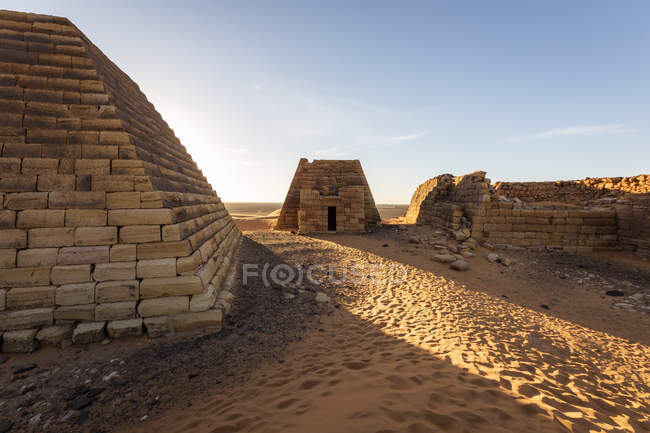 Pyramids and reconstructed chapel in the Northern Cemetery at Begarawiyah, Meroe, Northern State, Sudan — Stock Photo