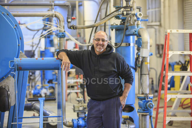 Чоловічий дорослий інженер на водоочисному заводі — стокове фото
